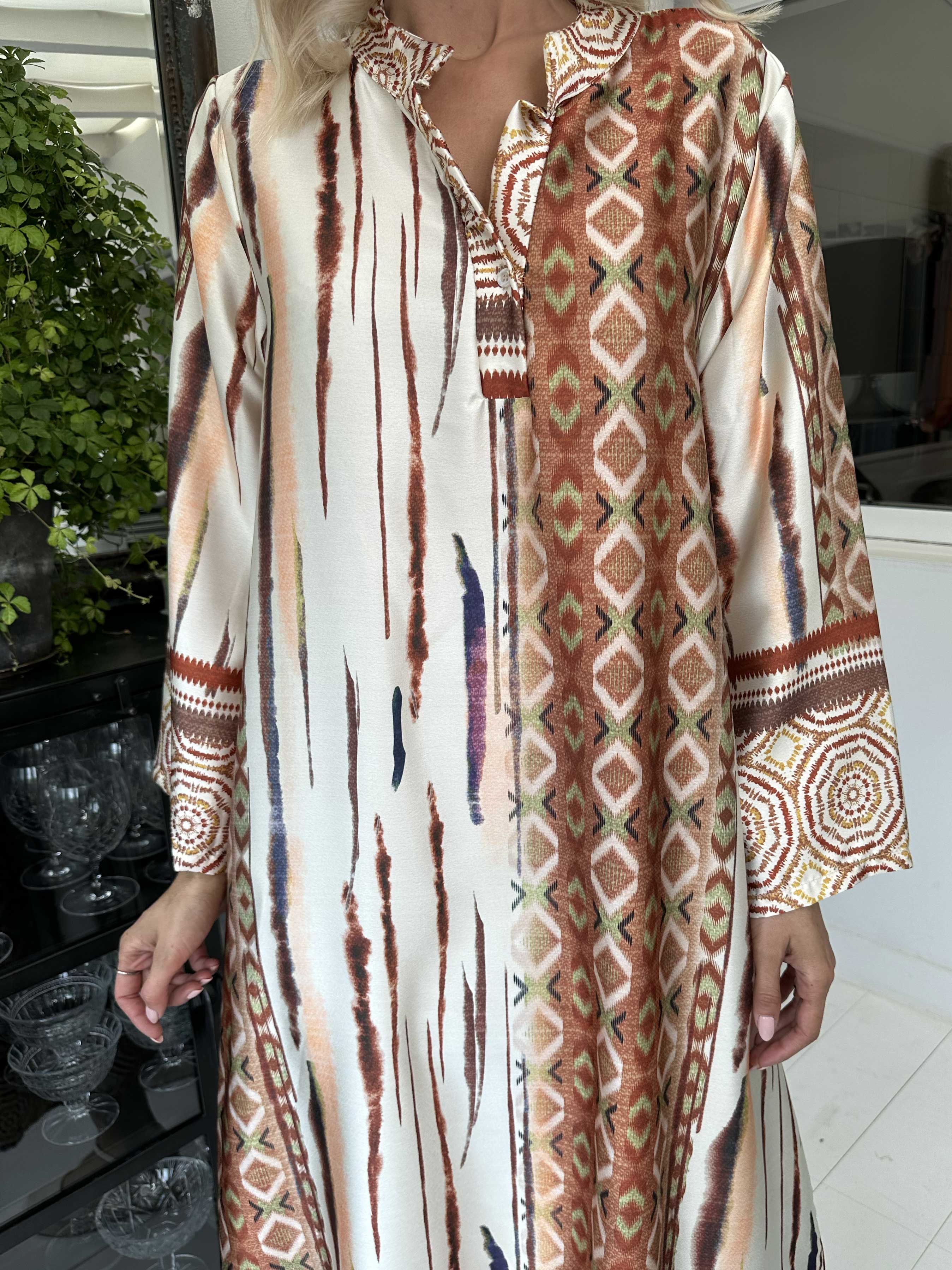 Hyben - Langærmet kjole i silkelook